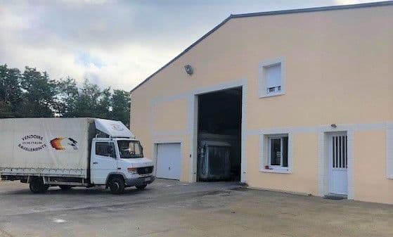 Véhicule Vendôme Ravalements devant les locaux de l’entreprise