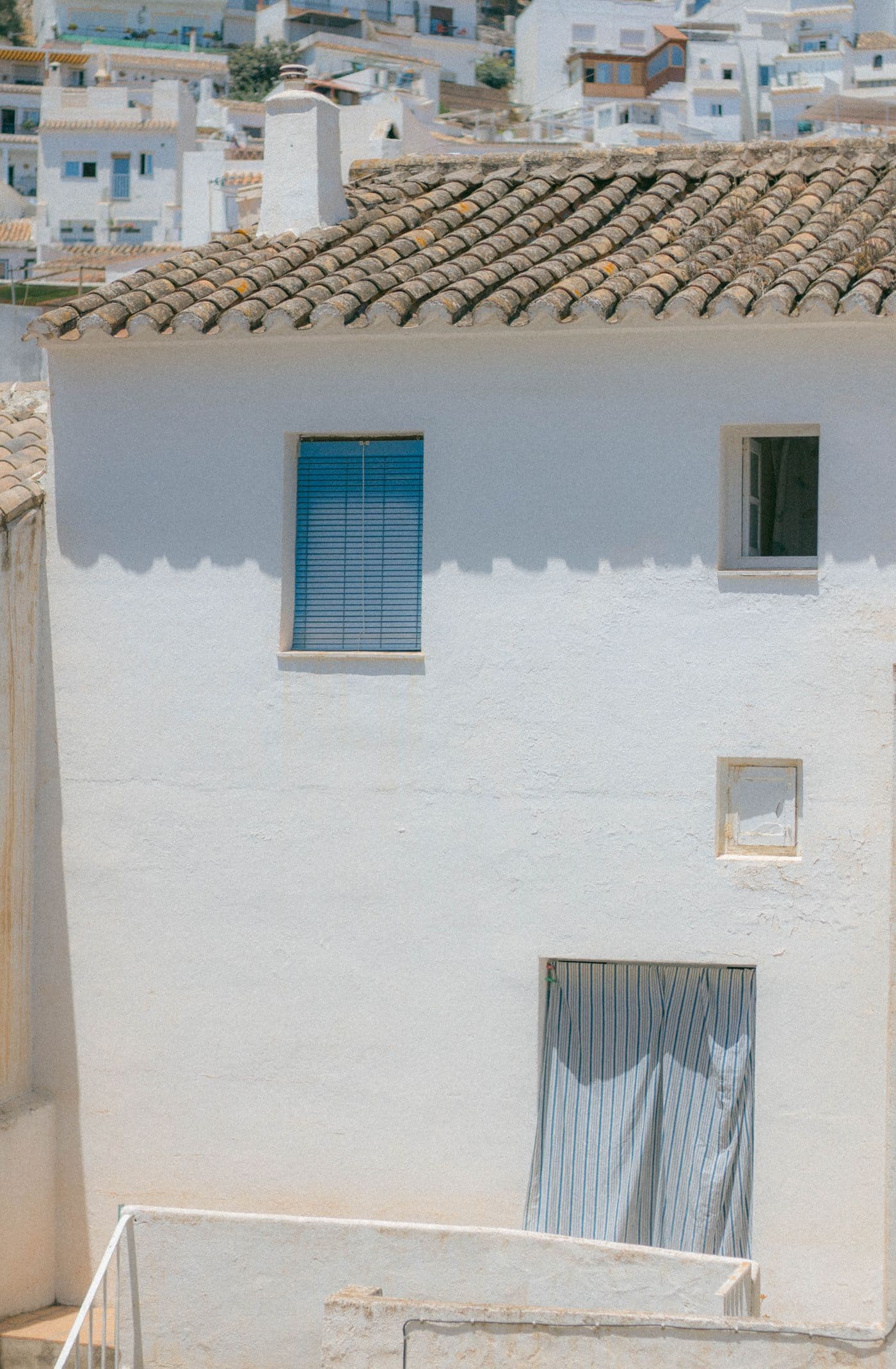 Façade blanche avec enduit minéral