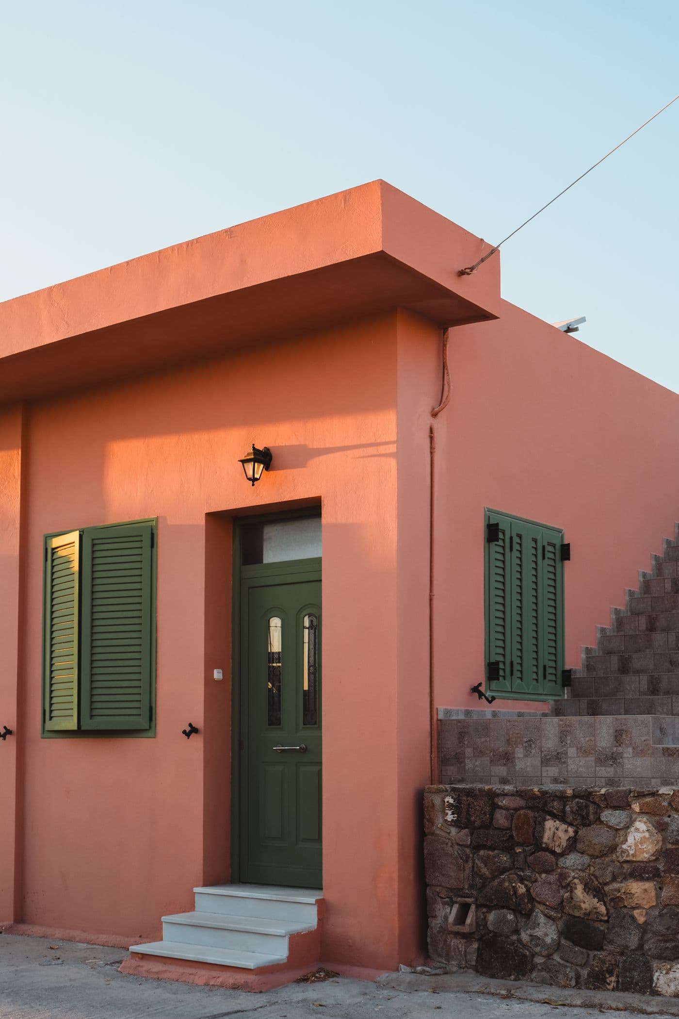Maison avec enduit terracotta