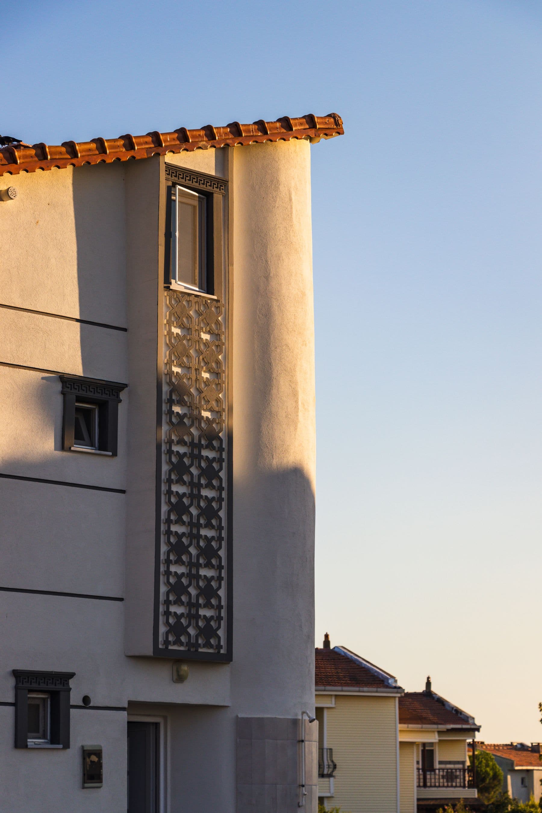 Façade rénovée aux lignes élégantes et enduit minéral