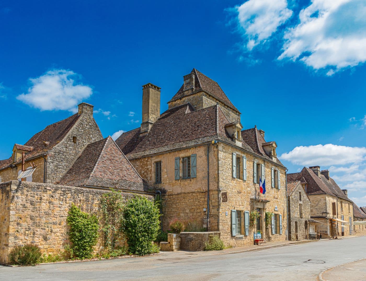 Rue d’un village français en pierre